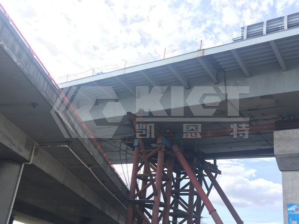 Walking intelligent lifting hydraulic system is used for synchronous lifting of cross-highway steel box girder