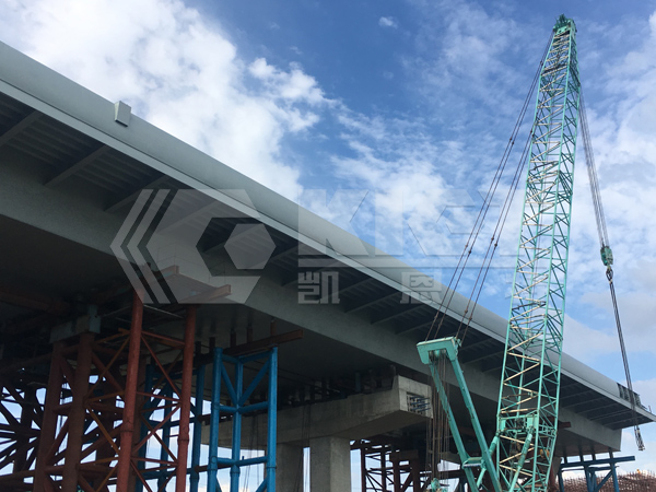 Walking intelligent lifting hydraulic system is used for synchronous lifting of cross-highway steel box girder