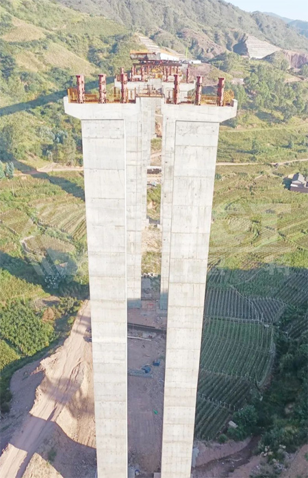The bridge deck stands 79 m above the ground.