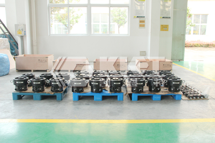 Outer ring lock nut hydraulic cylinder