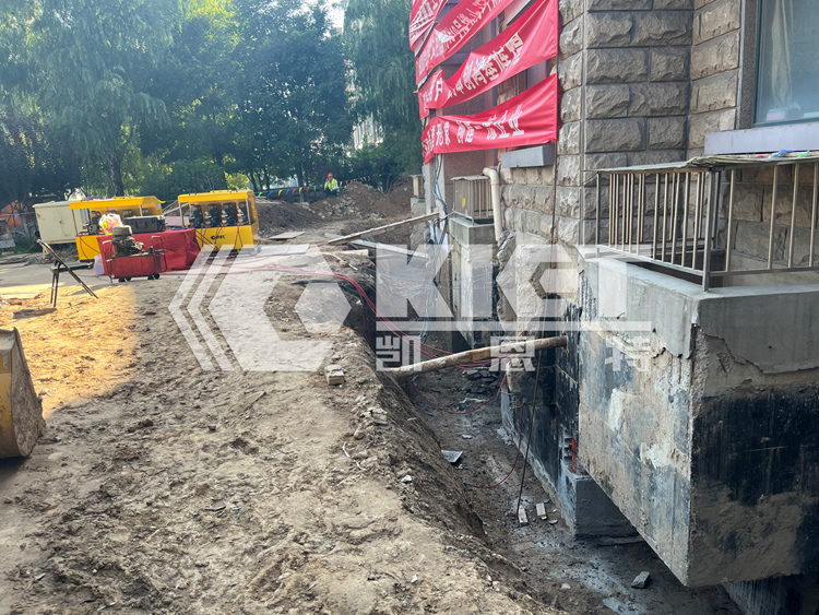 Construction site of high-rise building lifting correction
