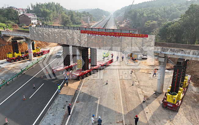 The use of self-elevating synchronous lifting hydraulic system in conjunction with SPMT module vehicles participated in the demolition of the old bridge