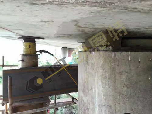 Synchronous lifting hydraulic system is used for replacing the rubber bearing on site of the basin bearing