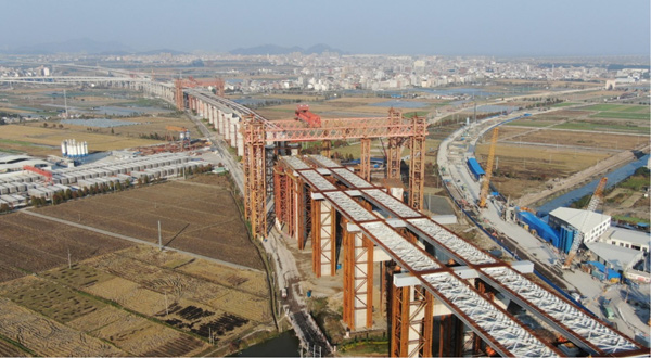 The double-width conjoined steel beam of Wenzhou Oujiang Beikou Bridge adopts a walking intelligent lifting hydraulic system
