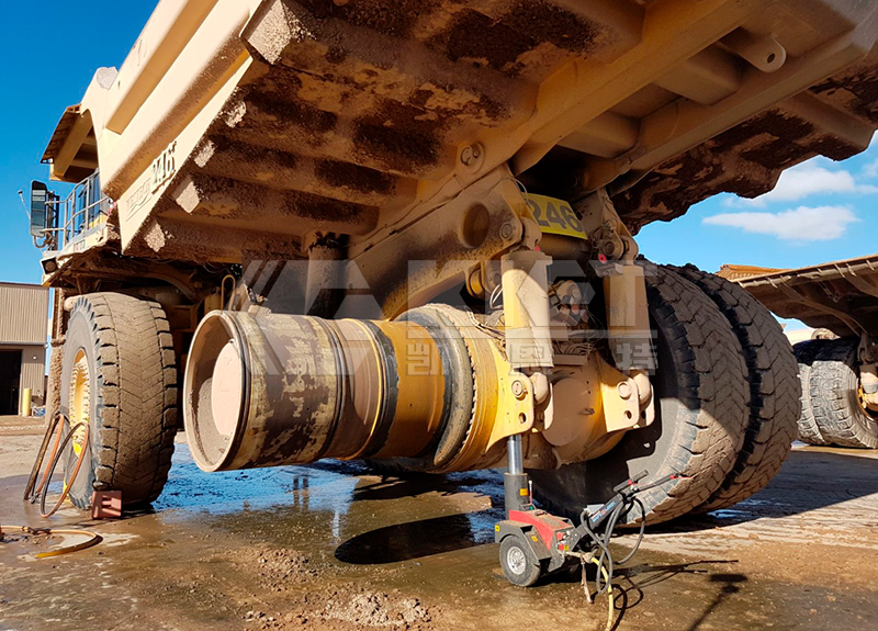 Mobile Hydraulic Lifting Jack For Maintenance Of Large Mining Trucks