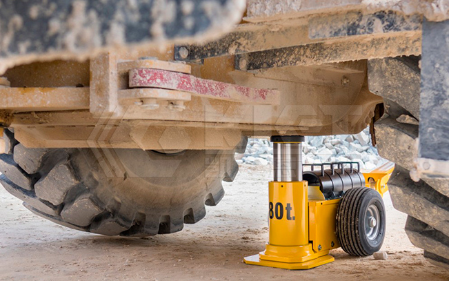 Mobile Hydraulic Lifting Jack For Maintenance Of Large Mining Trucks
