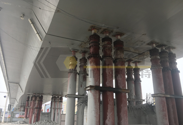 Bridge docking slope adjustment synchronous lifting