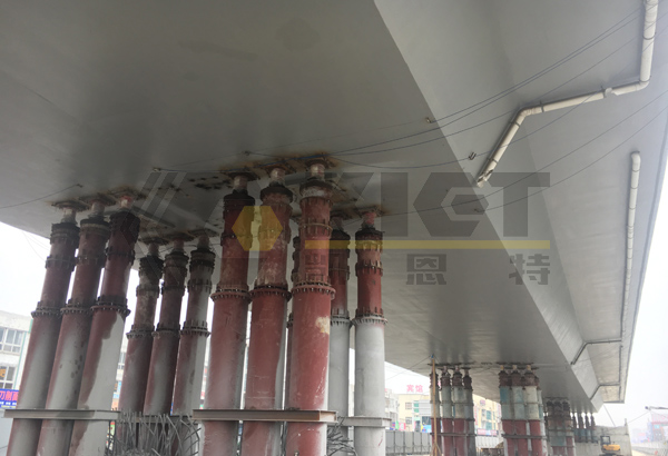 Bridge docking slope adjustment synchronous lifting