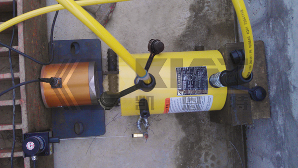 Gradual Loading with Hydraulic Jacks