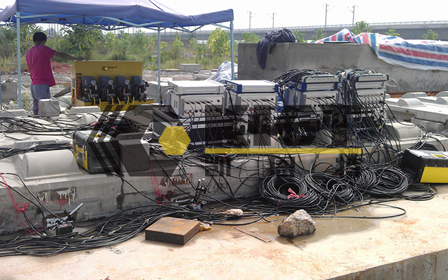 Four-Point Smart Variable Frequency Control Synchronous Lifting Hydraulic System for Wuhan China Railway Fourth Survey and Design Institute's (CRSDI) Ballastless Track Load Testing