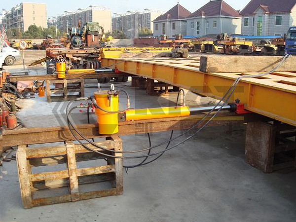 On-rail heavy object hydraulic pusher for steel structure lifting