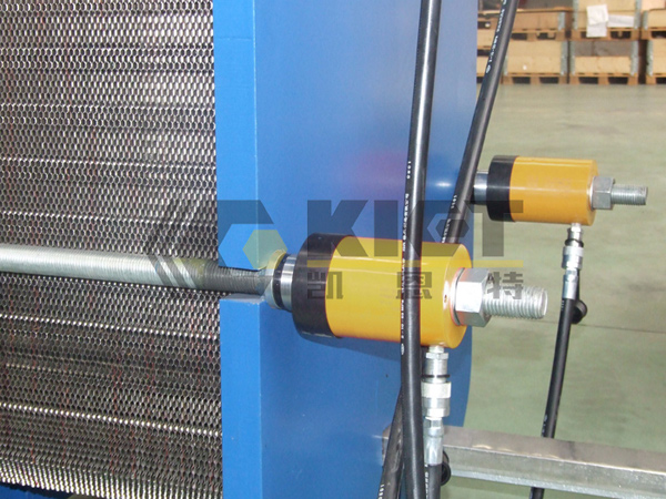Hollow-Plunger Hydraulic Cylinders for Large Heat Exchanger Assembly