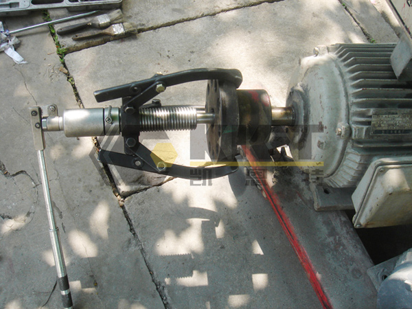 Integrated Hydraulic Puller for Disassembly of Motor Back-Up Wheels