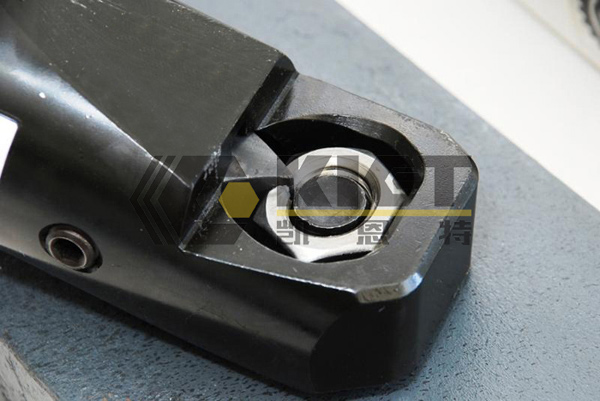 Nut splitter for breaking rusty nuts