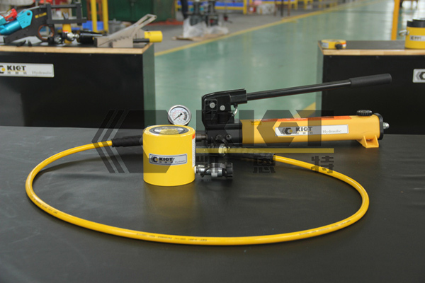 The use of light manual hydraulic pump station supporting hydraulic jack