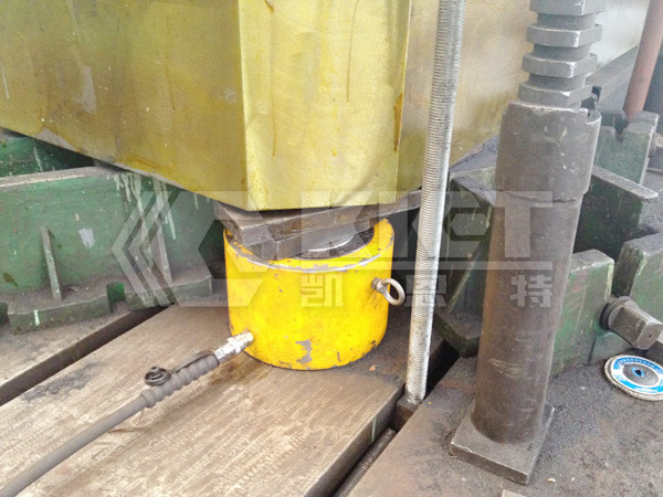 Single-Acting Low-Profile Hydraulic Cylinders for Lifting in Machinery Maintenance