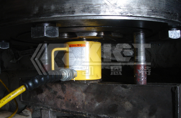 Single-Acting Low-Profile Hydraulic Cylinders for Maintenance, Disassembly, and Separation of Gearboxes