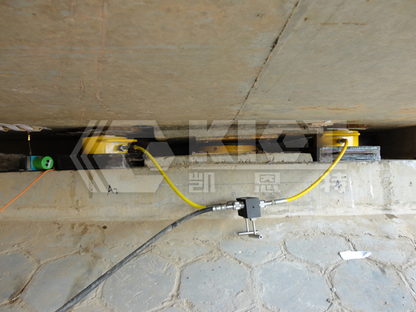 Synchronous Slab Beam Lifting and Bearing Change Using Ultra-Low Hydraulic Jacks
