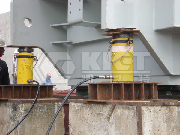 Coordinated Elevation of Heavy Steel Structures with Lock Nut Hydraulic Jacks