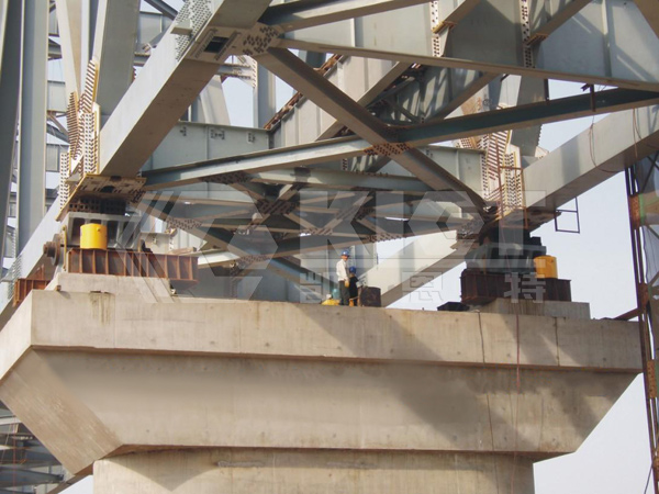  Double-Acting, High-Tonnage Hydraulic Jacks for Synchronous Steel Beam Lifting in Bridge Construction