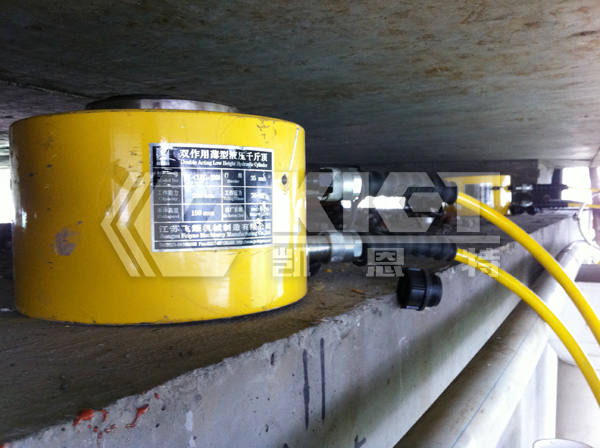 Double-Acting, High-Tonnage Hydraulic Jacks for Synchronous Lifting and Replacement of Rubber Bearings on Elevated Bridges