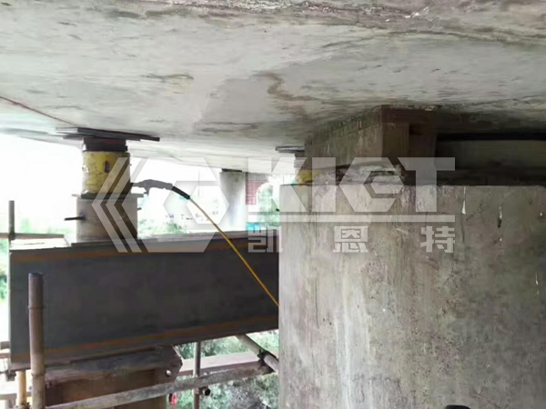 Pot Bearing Rubber Pad Replacement Using Single-Acting High-Capacity Hydraulic Cylinders 