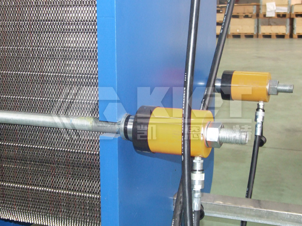 Single-Acting Hollow Plunger Hydraulic Cylinders for Large Heat Exchanger Assembly