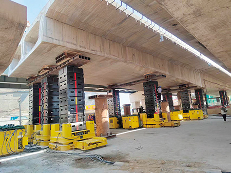 Step-lifting Equipment demolished 3200-ton urban overpass