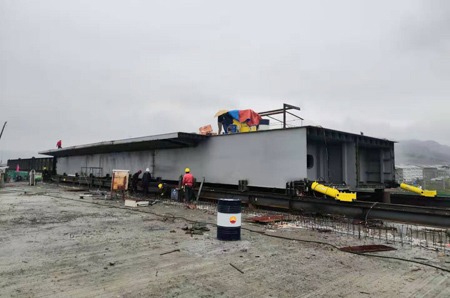 Synchronized Pushing System employed in steel box girder incremental launching