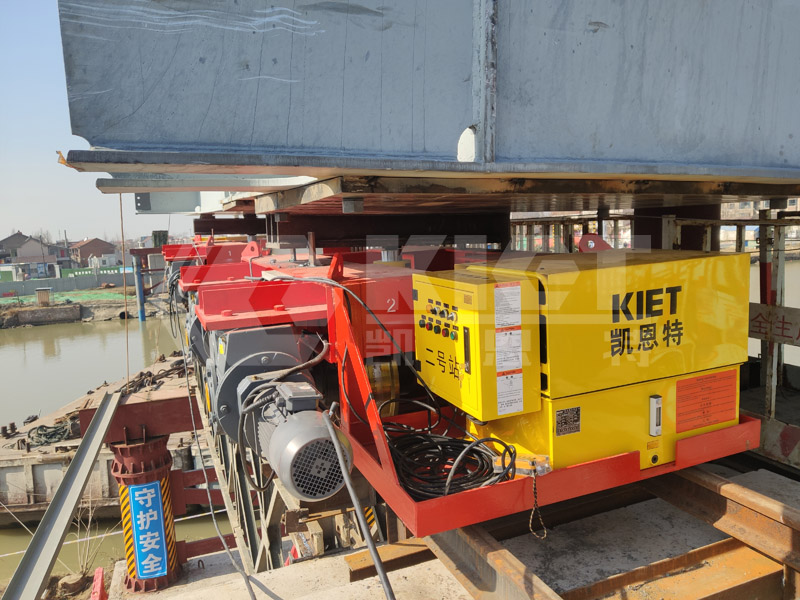 Three-dimensional adjustment hydraulic system synchronously controls and fine-tunes 4 three-dimensional adjustment hydraulic trolleys