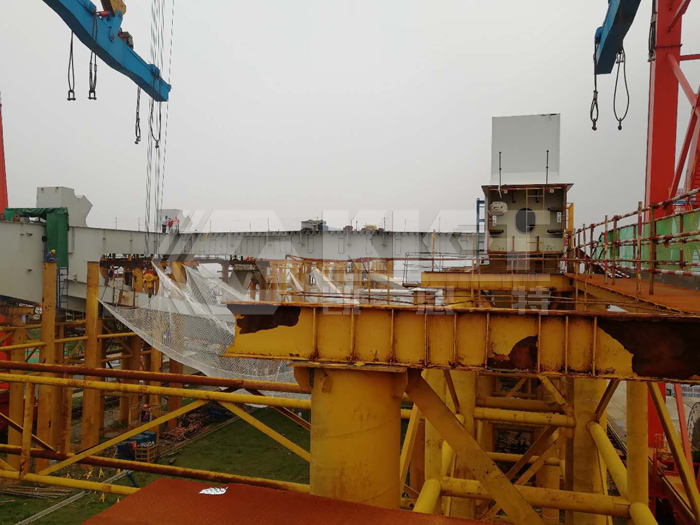 Intelligent three-way hydraulic jack is used for steel truss beam installation and construction