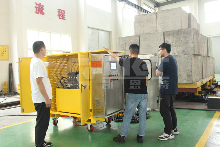 Graded jacking hydraulic jack is used for cyclic jacking of very large offshore oil platforms