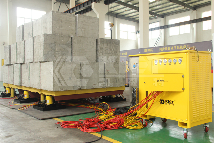 Graded jacking hydraulic jack is used for cyclic jacking of very large offshore oil platforms