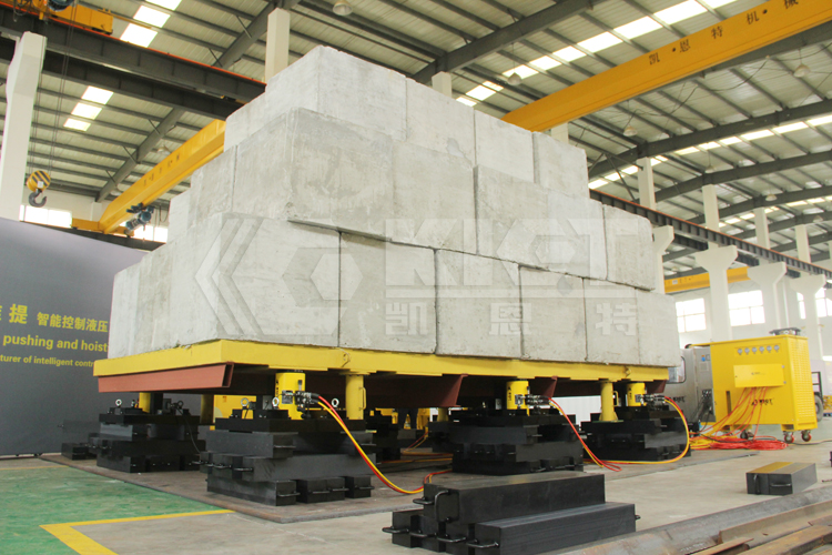 Graded jacking hydraulic jack is used for cyclic jacking of very large offshore oil platforms