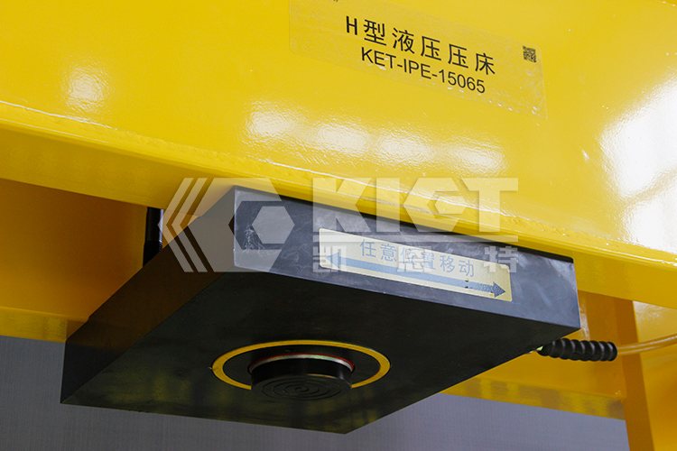Hydraulic cylinder moving rollers