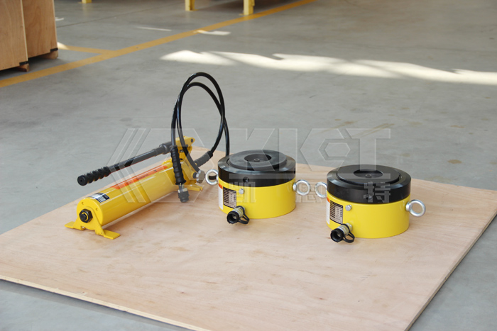 Connection method of lock nut hydraulic cylinder and hydraulic hand pump (One drive two)