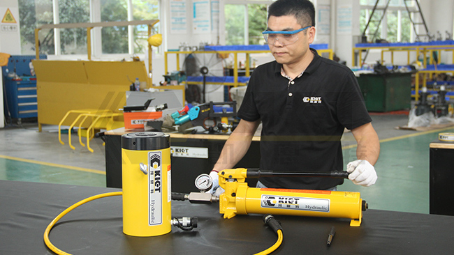 Self-Locking Single-Acting Hydraulic Jack with P80 Pump: Safe Operation Guide