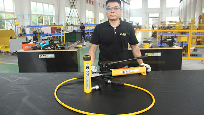Efficient Lifting: Single-Acting Hydraulic Jack & P392 Pump Tutorial