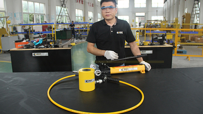 Single-Acting, Heavy-Duty: Big Jack with P392 Pump in Action